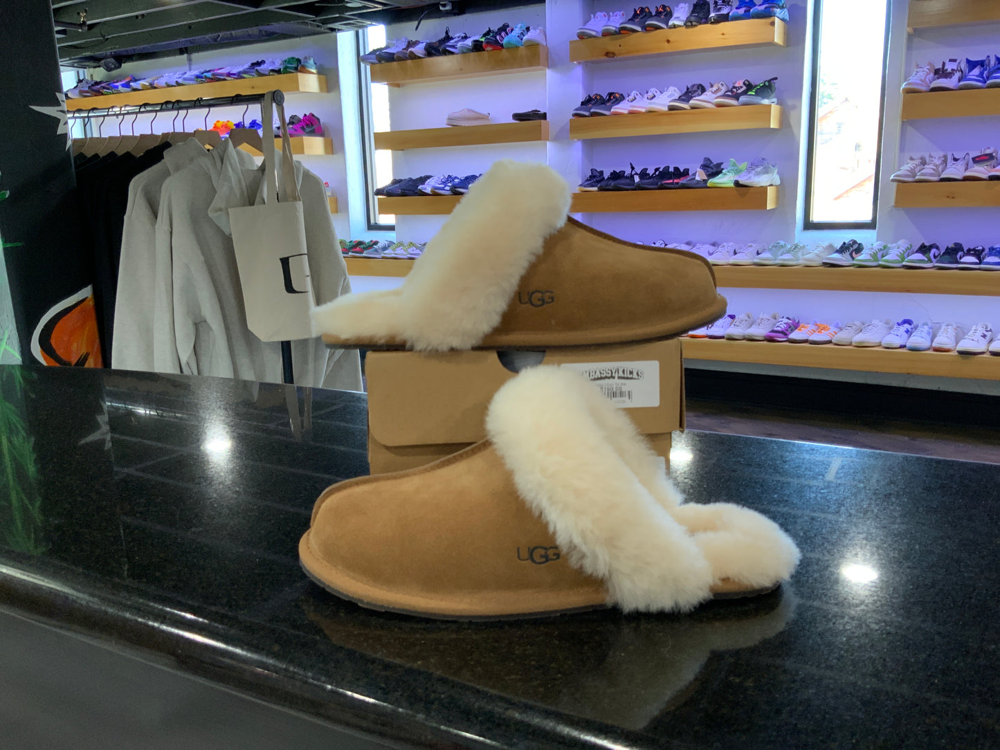 UGG SLIP-ONS