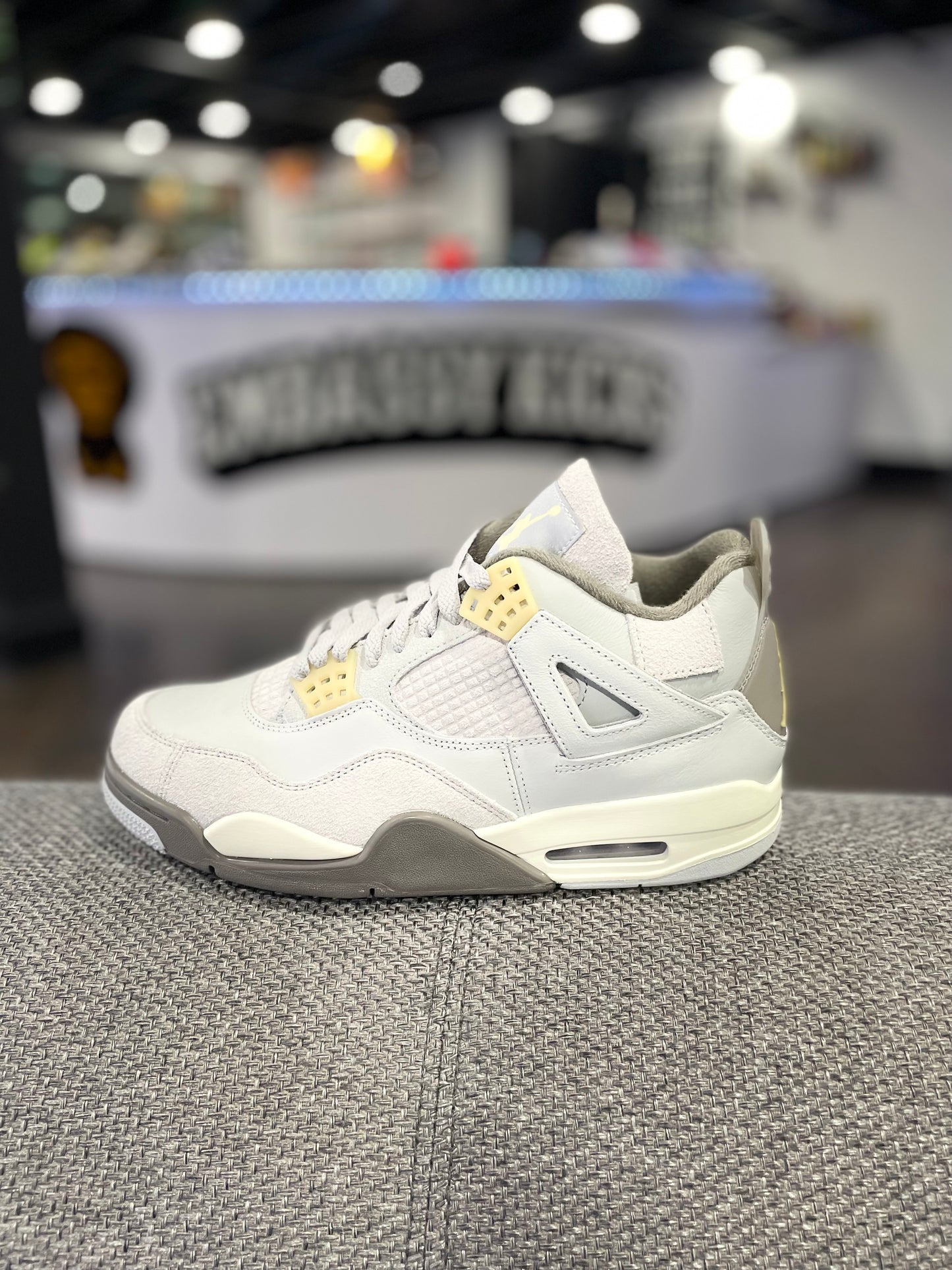 JORDAN 4 CRAFT